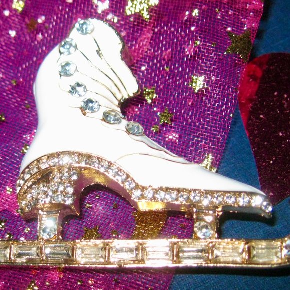 "VINTAGE VICTORIAN-LOOK FANCY ICE SKATE W/RHINESTONES & ENAMEL-GOLD TONE BEAUTY" - Picture 2 of 9